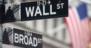 Wall St finishes down after sell-off at end of strong holiday-shortened week | U.S. & World