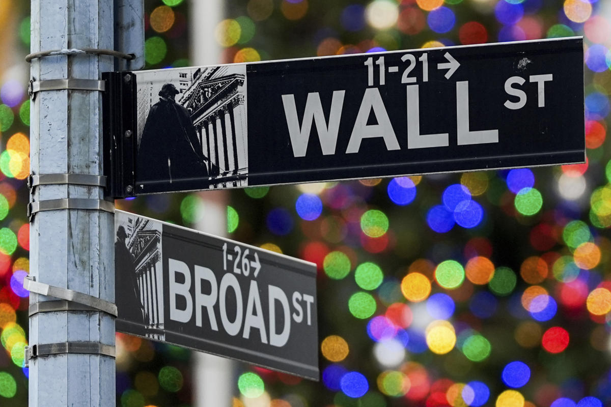 Wall Street indexes drift lower into the close of another record-breaking year