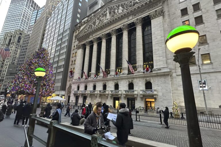 Wall Street rallies ahead of Christmas